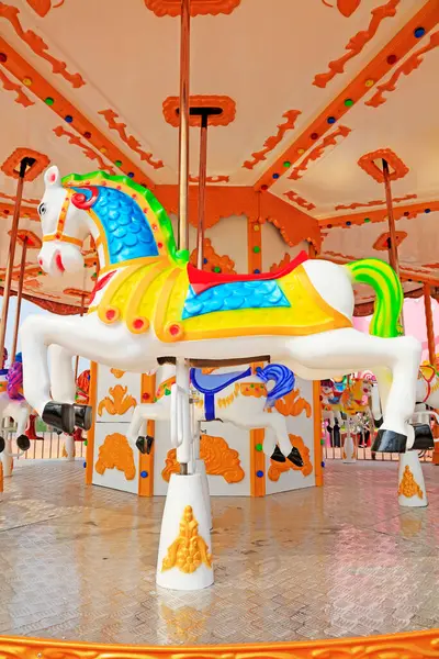 Lunaparkta hayvan modelliği için rota tesisi