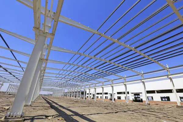 Mavi gökyüzünün altında çelik kiriş bağı, fotoğrafa yakın çekim