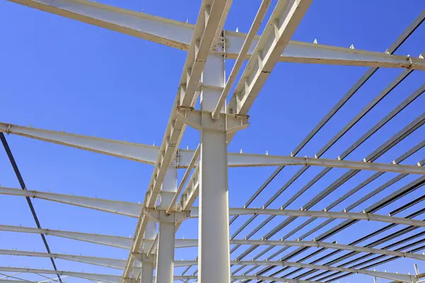 Mavi gökyüzünün altında çelik kiriş bağı, fotoğrafa yakın çekim