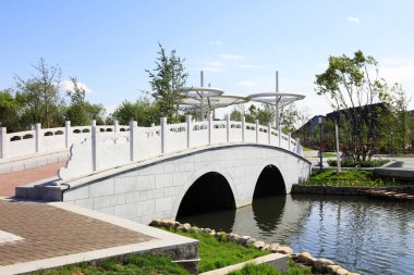 Çin mimari stilinde çift kemerli taş köprü.