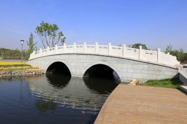 Çift kemerli taş köprü ve ahşap platform