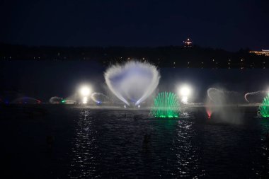 Göldeki müzik çeşmesi, fotoğrafa yakın çekim.