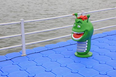 Şamandıradaki yeşil böceklerin plastik heykelleri.