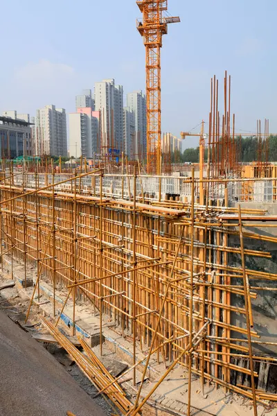 İnşaat alanında çelik boru iskelesi. 