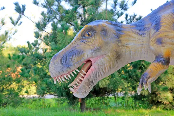 Dinozor kafası heykeli, fotoğrafa yakın çekim.