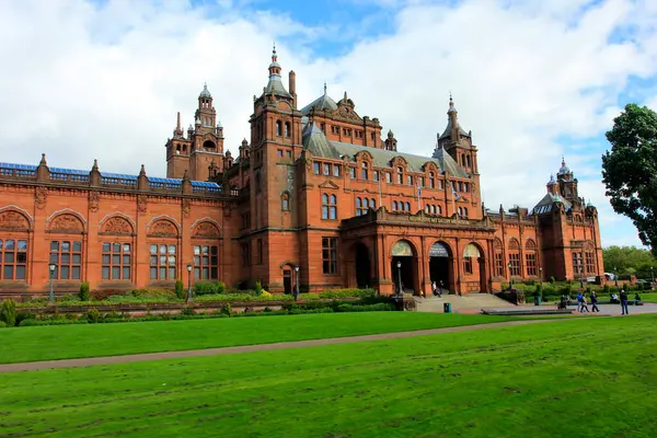 Glasgow - 16 Eylül - Kelvingrove Sanat Galerisi ve Müzesi mimari görünümü, 16 Eylül 2015, Glasgow, İngiltere.
