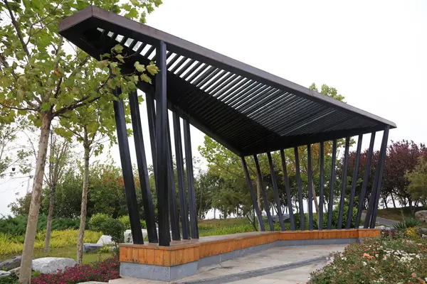 Eşitlikteki çelik binaların manzarası