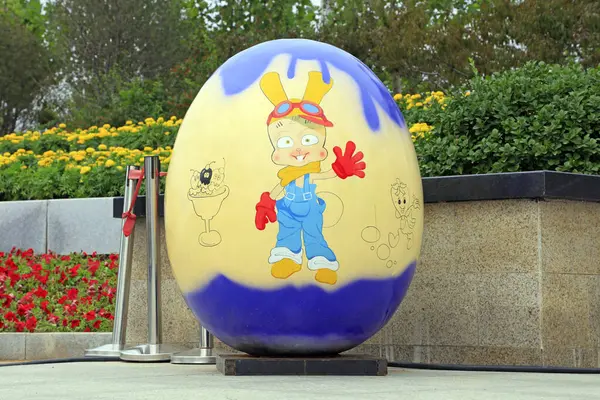 Eg üzerinde çizgi film karakterleri