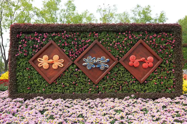 Çin geleneksel döngüsünün yeşil heykeli