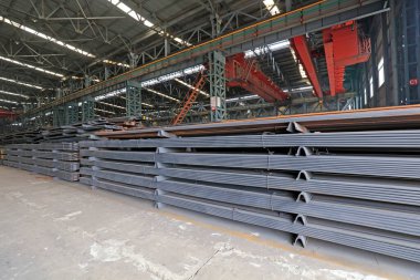 Çelik ürünler depoda.