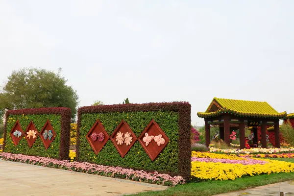 Eşitlikte yeşil bitki heykeli