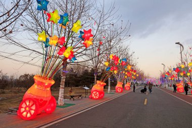 Topçu şekilli fener, fotoğrafa yakın çekim.