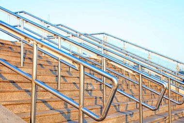 Merdivenlerde paslanmaz çelik parmaklıklar