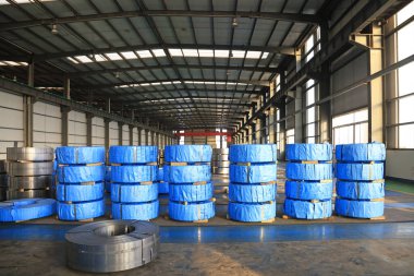 Fabrikada çelik soyuyorlar.