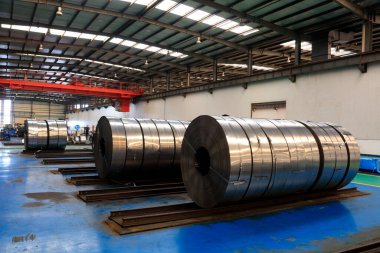 Fabrikada çelik soyuyorlar.