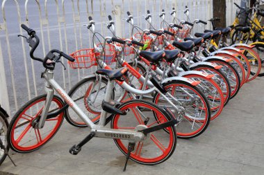 Pekin - 2 Şubat 2017: Sokaklarda bisikletleri paylaşmak, Pekin, Çin