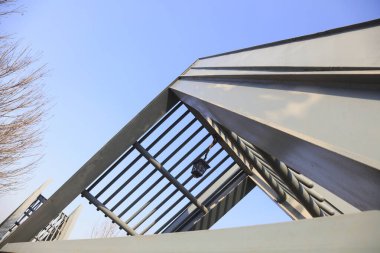 Çelik kiriş yapısı, fotoğrafa yakın çekim.