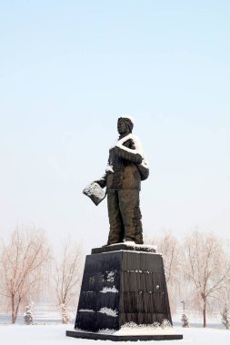 Yang Sanjie heykeli parkta, Çin 'de