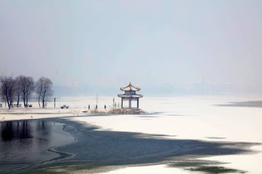 Park köşkü kar manzarası