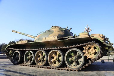 Terk edilmiş tanklar parkta..