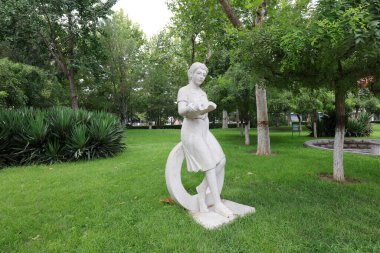 Shijiazhuang Şehri, Çin - 29 Temmuz 2017: Park Kız Okuma Heykeli, Shijiazhuang Şehri, Hebei Eyaleti, Çin
