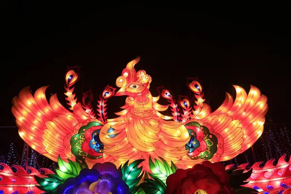 Phoenix şekilli fener, fotoğrafa yakın çekim.
