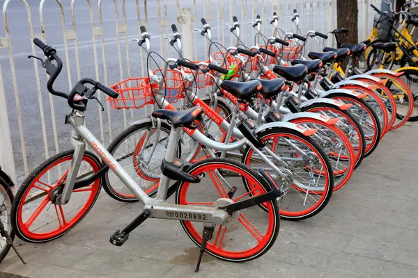 Pekin - 2 Şubat 2017: Sokaklarda bisikletleri paylaşmak, Pekin, Çin