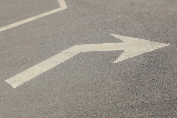 Yoldaki direksiyon oku