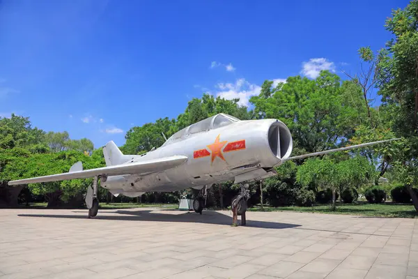 Leting County - 14 Mayıs 2017: Çin Hava Kuvvetleri 'nden emekli savaş uçakları parkta, Hebei Eyaleti, Çin.