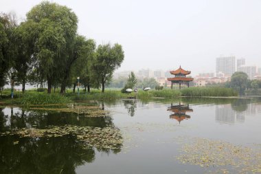 Göl kenarındaki geleneksel Çin mimari manzarası