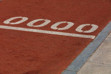 Plastik runwa üzerinde numaralar