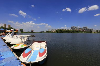 Parklarda, Tangshan, Çin 'de gemi turu.