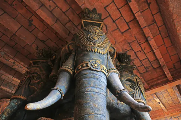 Sanya Şehri, Çin - 31 Mart 2019: Turistik bir bölgede fil heykeli, Sanya Şehri, Hainan Eyaleti, Çin