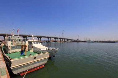 Deniz kıyısında köprü inşaatı