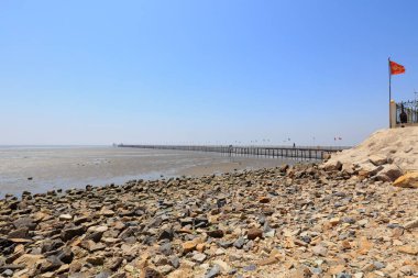 Deniz kenarındaki ahşap trestle