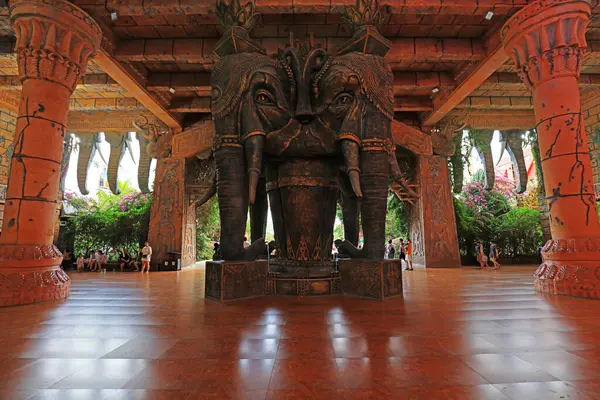 Sanya Şehri, Çin - 31 Mart: Parktaki dev fil heykelleri, Sanya Şehri, Hainan Eyaleti, Çin