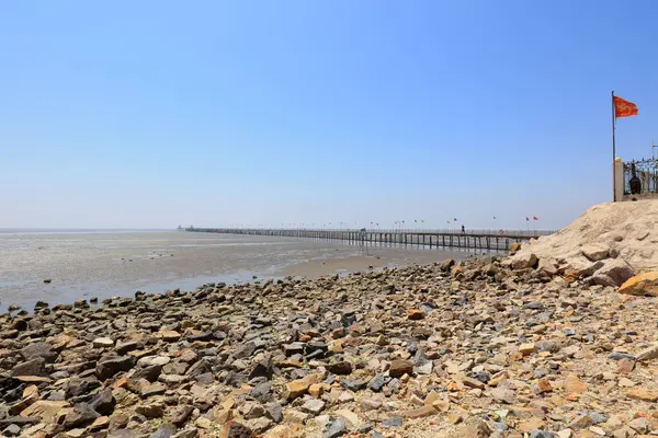 Deniz kenarındaki ahşap trestle