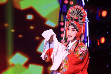 LUANNAN COUNTY - 7 HAZİRAN: Çin operasındaki kadın rolü, ChengZhaoCai büyük tiyatrosunda, 7 Ocak 2014, Luannan Bölgesi, Hebei Bölgesi, Çin