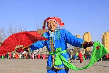 LUANNAN COUNTY - 9 Şubat 2014, Luannan County, Hebei Eyaleti, Çin 'de insanlar renkli kıyafetler giyip, sokaklarda Yanko dansı yapıyorlar.