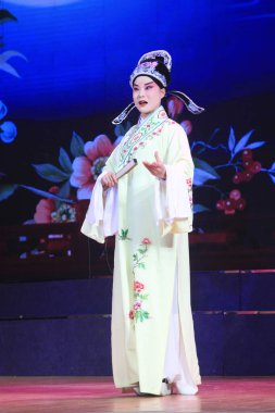 PingJu Childe 28 Aralık 2014 'te sahnede, Luannan County, Hebei Eyaleti, Chin