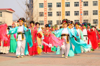 LUANNAN COUNTY - 6 Mart 2015 'te geleneksel Çin usulü Yanko dans gösterileri meydanda, Luannan County, Hebei, Chin