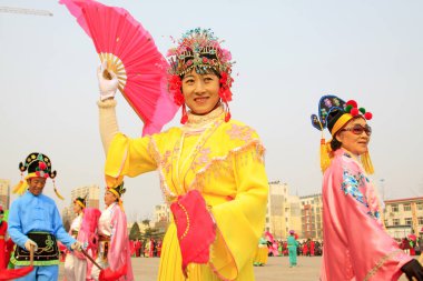 LUANNAN COUNTY - 7 Mart: geleneksel Çin tarzı Yanko dans gösterileri 7 Mart 2015 tarihinde, Luannan County, Hebei Eyaleti, Chin