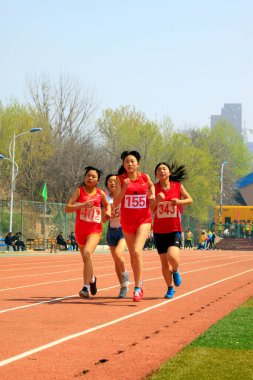 14 Nisan 2015 'te, Luannan County, Hebei Eyaleti, Chin' de düzenlenen Atletizm Toplantısı 'nda kadınlar 100 metre yarışı sahnesi.
