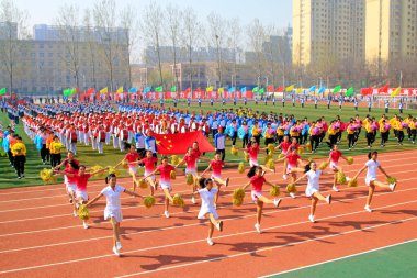 LUANNAN COUNTY - 14 Nisan 2015, Luannan County, Hebei Eyaleti, Chin, Çin atletizm toplantısında grup jimnastik performansı