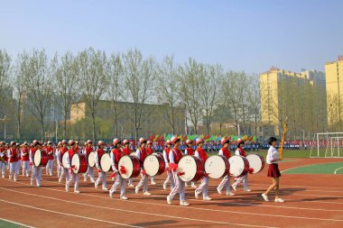 LUANNAN COUNTY - 14 Nisan 2015, Luannan County, Hebei Eyaleti, Chin, Çin atletizm toplantısında grup jimnastik performansı