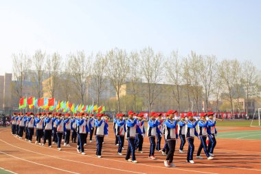 LUANNAN COUNTY - 14 Nisan 2015, Luannan County, Hebei Eyaleti, Chin, Çin atletizm toplantısında grup jimnastik performansı