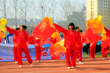 LUANNAN COUNTY - 14 Nisan 2015, Luannan County, Hebei Eyaleti, Chin, Çin atletizm toplantısında grup jimnastik performansı