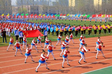 LUANNAN COUNTY - 14 Nisan 2015, Luannan County, Hebei Eyaleti, Chin, Çin atletizm toplantısında grup jimnastik performansı