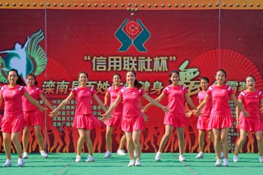 Luannan İlçesi - 17 Haziran 2015: Meydanda fitness dansı gösterileri, 17 Haziran 2015, Luannan Bölgesi, Hebei Bölgesi, Çin