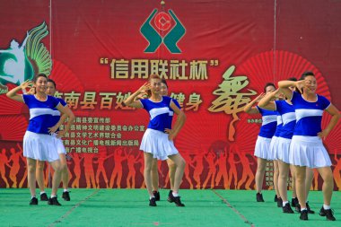 Luannan İlçesi - 17 Haziran 2015: Meydanda fitness dansı gösterileri, 17 Haziran 2015, Luannan Bölgesi, Hebei Bölgesi, Çin